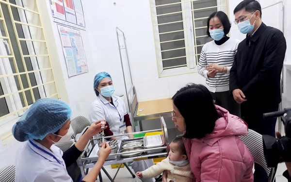 Kiểm tra ti&#234;m vaccine sởi cho trẻ dưới 9 th&#225;ng tuổi