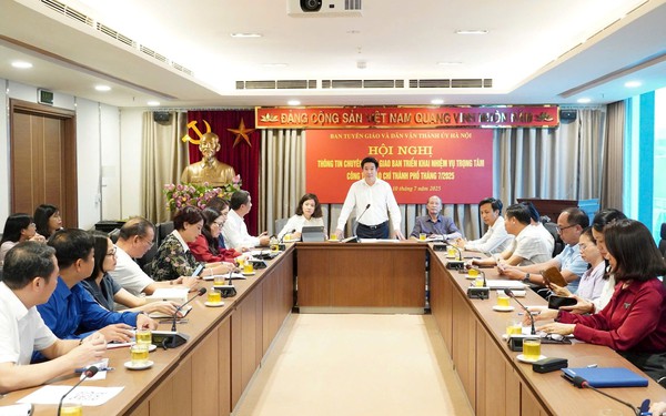 Hà Nội bảo đảm kịp thời, chu đáo tặng quà cho người có công
