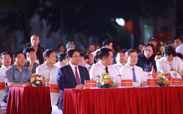 Thủ tướng Chính phủ Phạm Minh Chính dự Chương trình nghệ thuật đặc biệt “Hà Nội - Từ mùa thu lịch sử năm 1945”