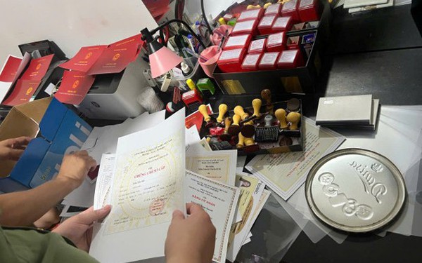 Công an Hà Nội triệt phá đường dây làm giả văn bằng, chứng chỉ quy mô lớn trên phạm vi toàn quốc