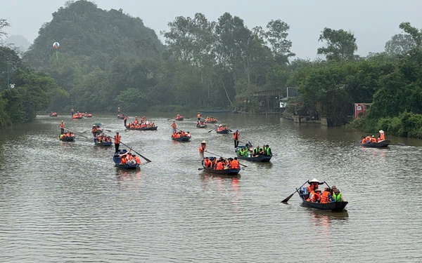 Xử lý nghiêm lái đò để du khách không mặc áo phao tại Lễ hội Chùa Hương