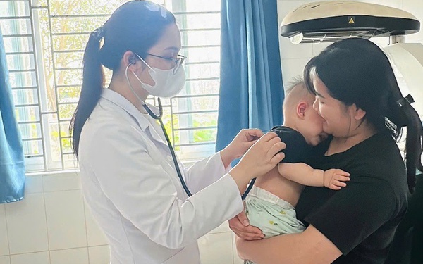 Dịch bệnh tay chân miệng vào mùa: Chuyên gia cảnh báo nguy cơ biến chứng nặng ở trẻ