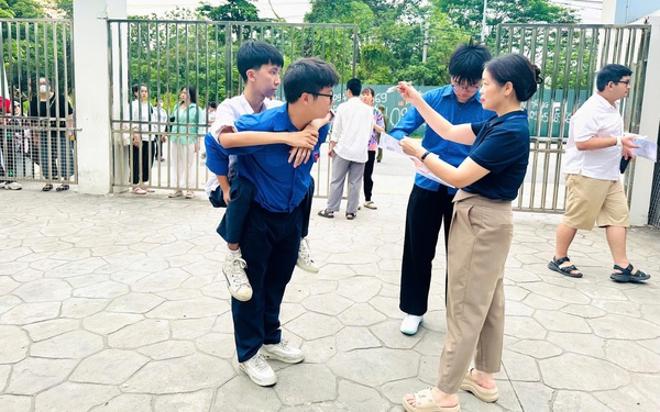 Gần 9.800 thanh niên tình nguyện Thủ đô hỗ trợ thí sinh thi tốt nghiệp THPT