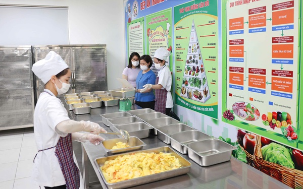 Hà Nội siết chặt quy trình an toàn thực phẩm bữa ăn bán trú hè