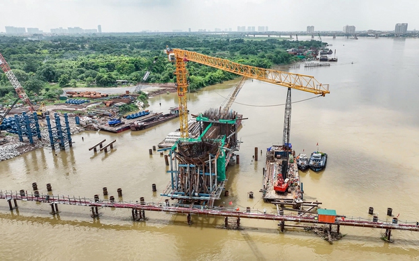 Thi công xuyên lễ, cầu Trần Hưng Đạo ‘chạy đua’ lắp những nhịp thép đầu tiên