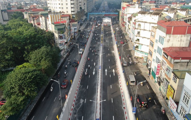 Hầm chui Lê Văn Lương là một trong những công trình giao thông hiện đại của thành phố, giúp giảm ùn tắc cho các phương tiện di chuyển. Với thiết kế an toàn và thông thoáng, hầm chui Lê Văn Lương đem lại sự tiện lợi và nhanh chóng cho người dân khi di chuyển.