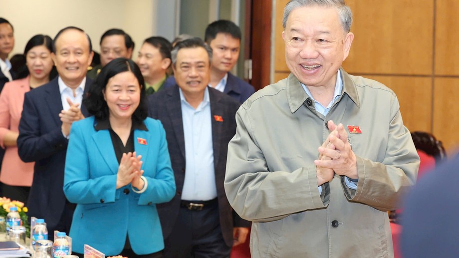 Party leader To Lam meets with local voters  