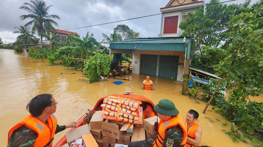 Ha Noi donates VND 55 billion to five Bualoi typhoon-ravaged localities 