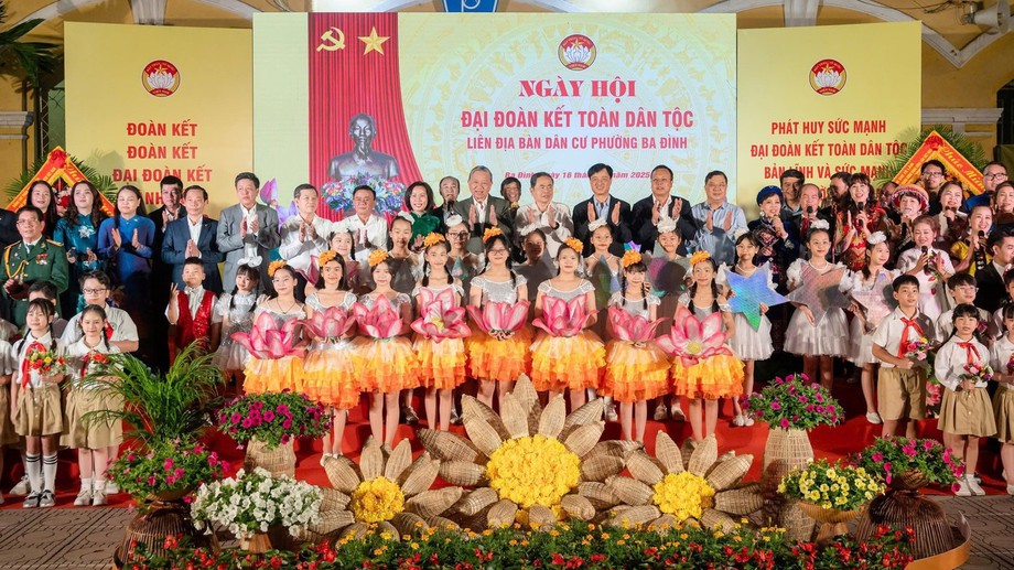 Party chief joins Great National Unity Festival in Ha Noi&#39;s Thuong Cat ward
