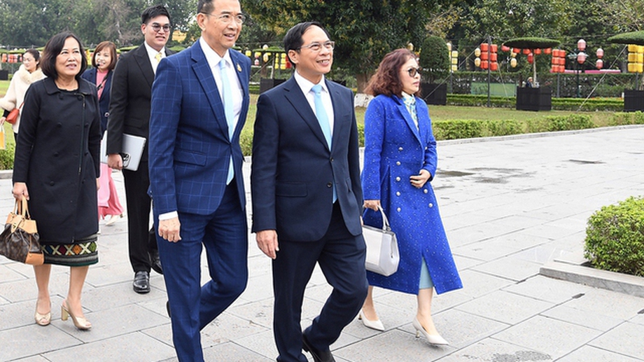 Photos: Thai FM visits Ha Noi&#39;s imperial citadel