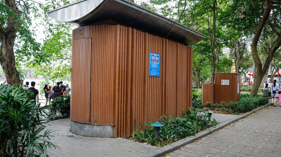 Ha Noi renovates public toilets by March 30