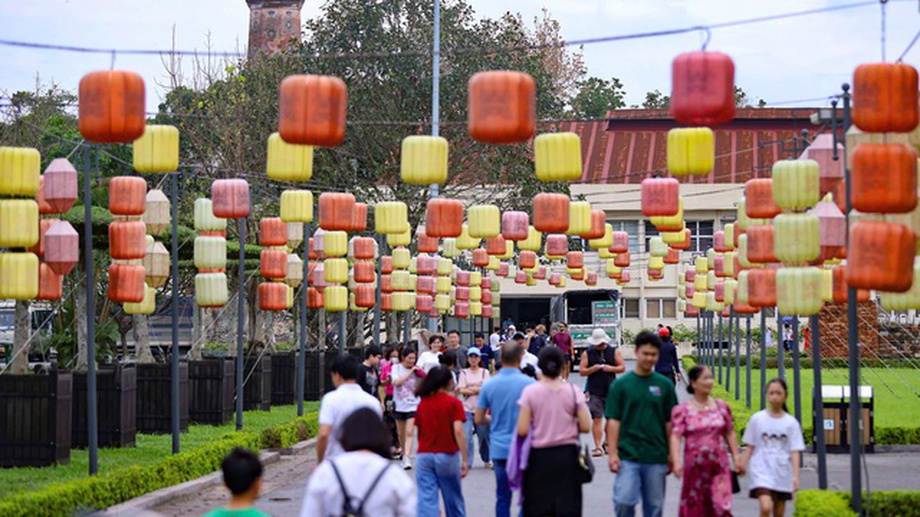 Tourism sector reaches new heights during Reunification Day holiday