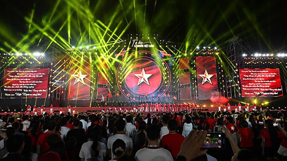 Over 30,000 join in singing at special National Day concert