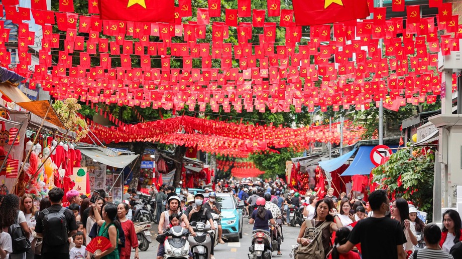 Ha Noi adorned with national flags ahead of National Day celebrations