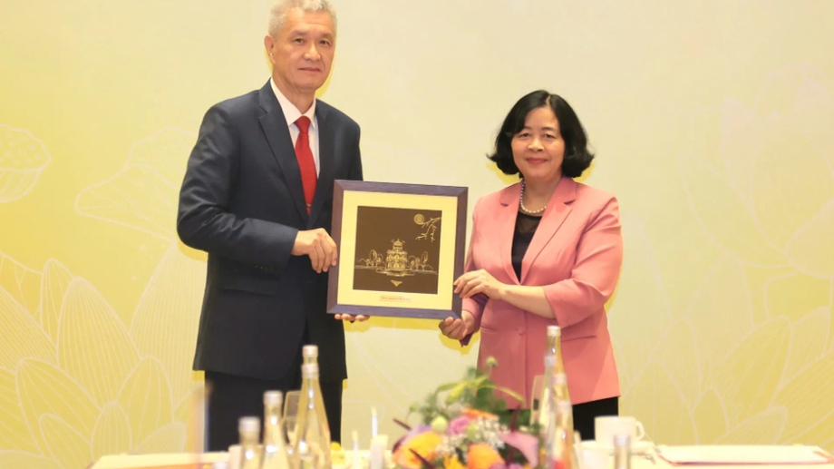 Ha Noi, Vientiane to strengthen cooperation in education, transport and people-to-people exchange