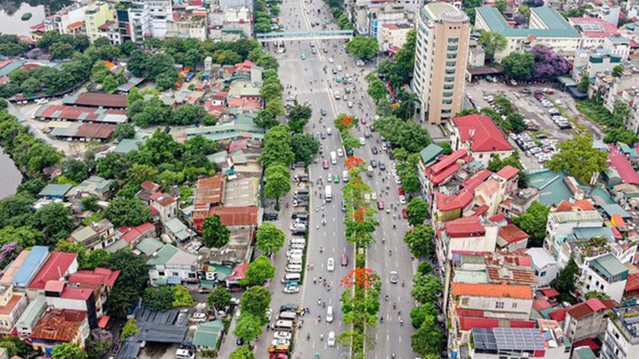 Ha Noi reviews land plots for installing charging stations for clean energy vehicles