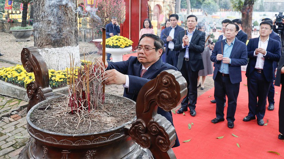 PM offers incense to kings at Thang Long Imperial Citadel