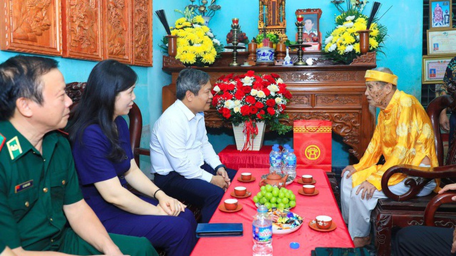 Ha Noi Chairman visits policy beneficiary families and revolutionary contributors