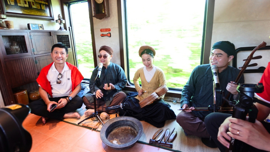 How has Ha Noi’s “Five City Gates” train transformed cultural tourism after one year?