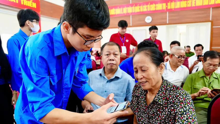 Ha Noi pioneers digital transformation of public services