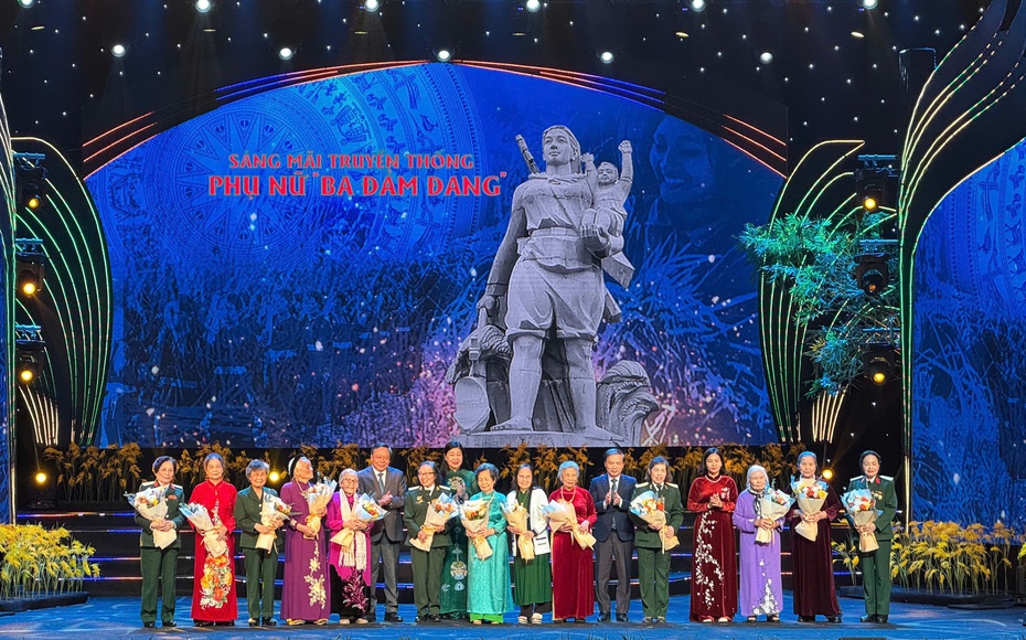 S&#225;ng m&#227;i truyền thống phụ nữ &#39;Ba đảm đang&#39;