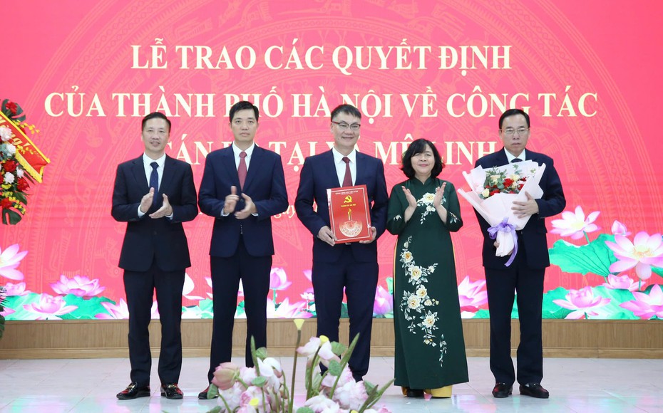 B&#237; thư Th&#224;nh ủy H&#224; Nội trao quyết định c&#244;ng t&#225;c c&#225;n bộ tại x&#227; Quang Minh, M&#234; Linh