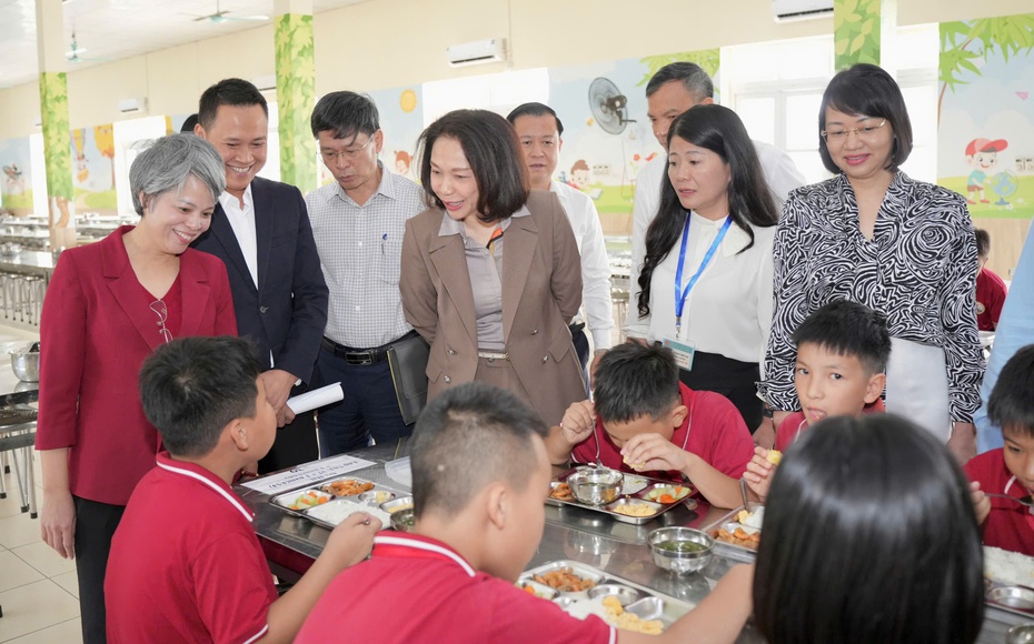 Hà Nội tăng cường quản lý an toàn thực phẩm tại bếp ăn tập thể, trường học và thức ăn đường phố