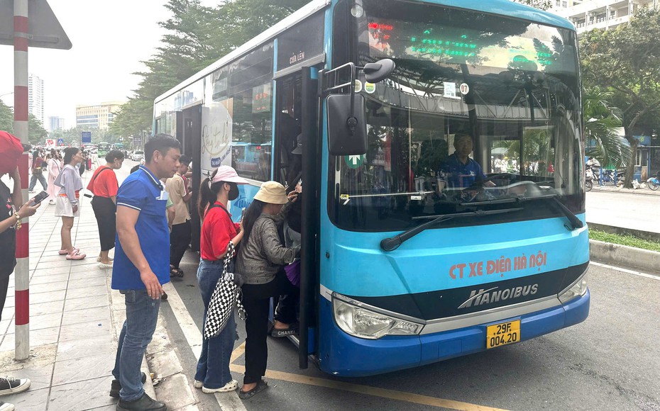 Hà Nội chưa có chủ trương miễn tiền vé xe buýt cho toàn dân