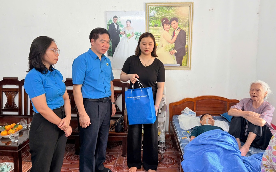 Thăm, tặng quà nữ công nhân nhân Tháng Công nhân