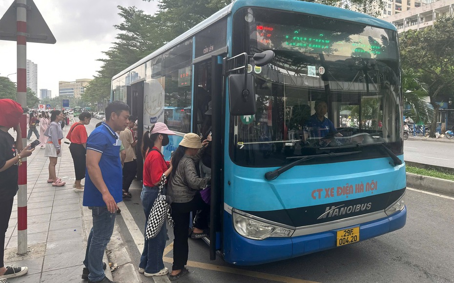 Hà Nội tăng tần suất chạy xe buýt, tàu điện phục vụ mùa thi 2026
