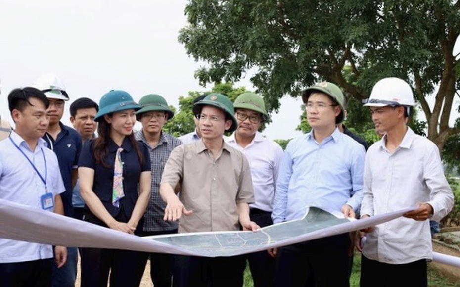 Khẩn trương bảo vệ trọng điểm đê điều trước mùa mưa bão