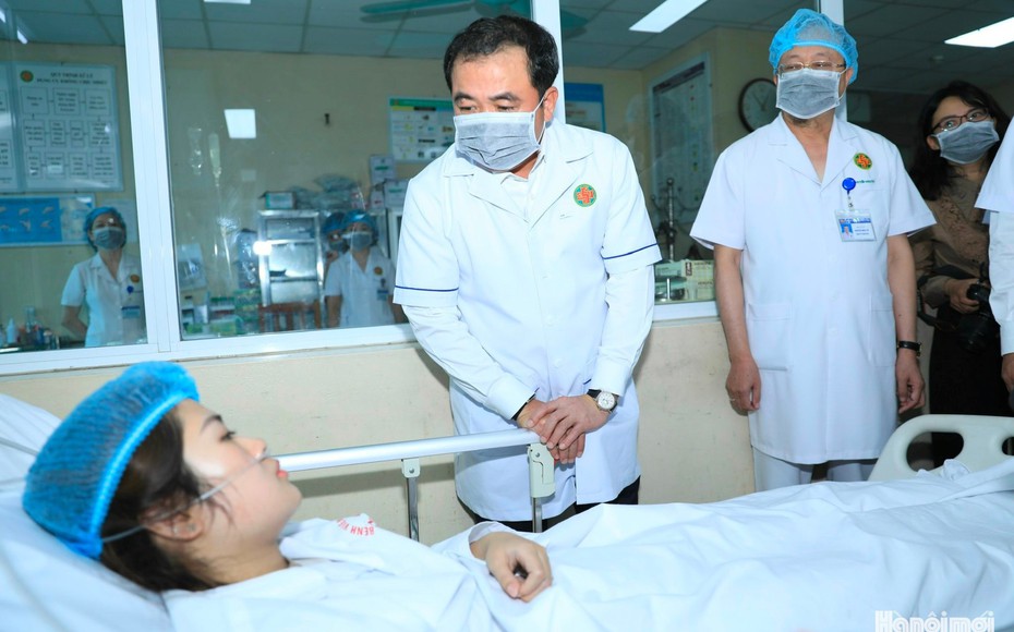 Bí thư Thành ủy Hà Nội thăm hỏi, động viên nạn nhân vụ cháy tại phường Tây Hồ
