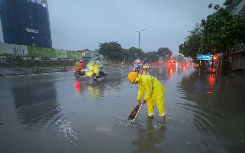 Hà Nội: Mưa lớn đêm và sáng sớm 17/9, nhiều tuyến phố xuất hiện điểm úng ngập