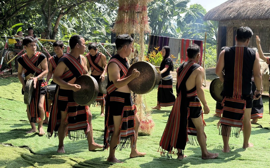 Tái hiện Lễ hội 'Ăn mừng lúa mới' của đồng bào Giẻ Triêng tại Hà Nội