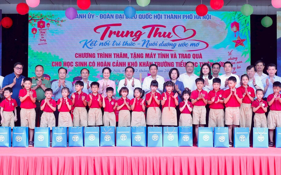 Bí thư Thành ủy Hà Nội thăm, trao quà Trung thu cho học sinh hoàn cảnh khó khăn
